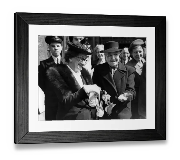 Framed Print : Maundy Money Mrs E A Richards, aged 89, of Westminster, is seen showing the Maundy Framed Print : Maundy Money Mrs E A Richards, aged 89, of Westminster, is seen showing the Maundy