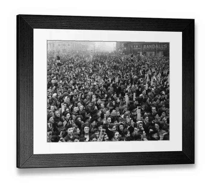 Framed Print : Crowd in Trafalgar Square looking through periscopes at the royal wedding of Princess Framed Print : Crowd in Trafalgar Square looking through periscopes at the royal wedding of Princess