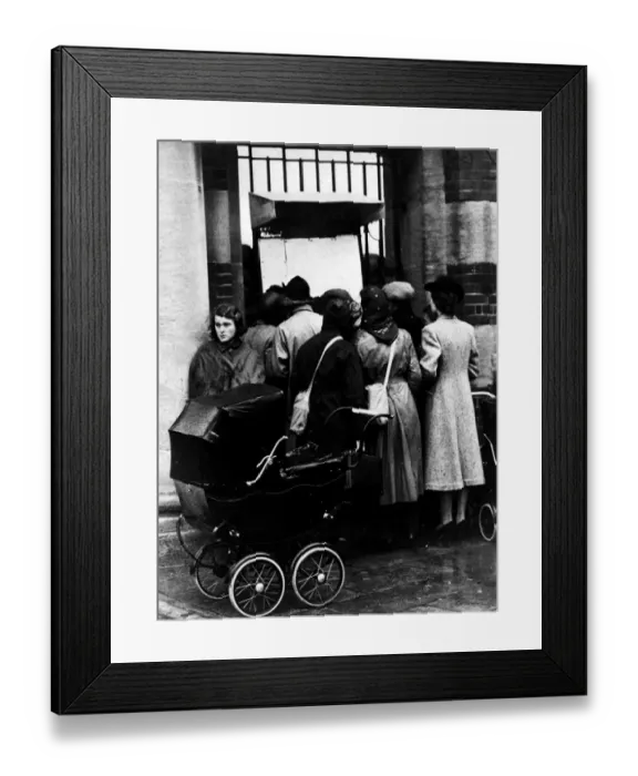 Framed Print : WW2: Anxious relatives read the list of survivors of HMS Royal Oak. Sept. 1939 Framed Print : WW2: Anxious relatives read the list of survivors of HMS Royal Oak. Sept. 1939