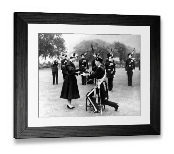 Framed Print : 26th June 1952: Queen Elizabeth II being presented with a brooch by the Duke of Buccleuch Framed Print : 26th June 1952: Queen Elizabeth II being presented with a brooch by the Duke of Buccleuch