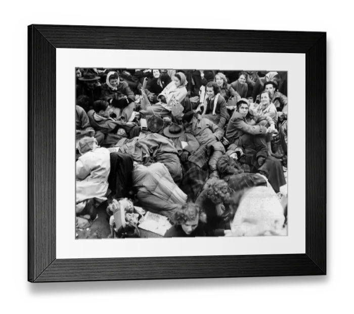 Framed Print : A section of the crowd which wait all night seen still asleep in Trafalgar Square Framed Print : A section of the crowd which wait all night seen still asleep in Trafalgar Square