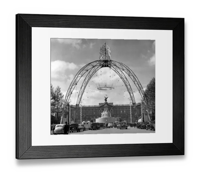 Framed Print : A view from the Mall showing one of the 65ft decorative arches surmounted with the Lion