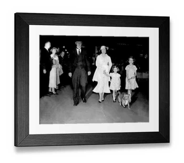 Framed Print : The Duchess of York with her daughters Princess Margaret Rose and Princess ELizabeth