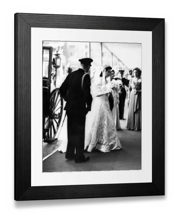 Framed Print : Princess Elizabeth wearing her shimmering pearl encrusted bridal gown arrives Framed Print : Princess Elizabeth wearing her shimmering pearl encrusted bridal gown arrives