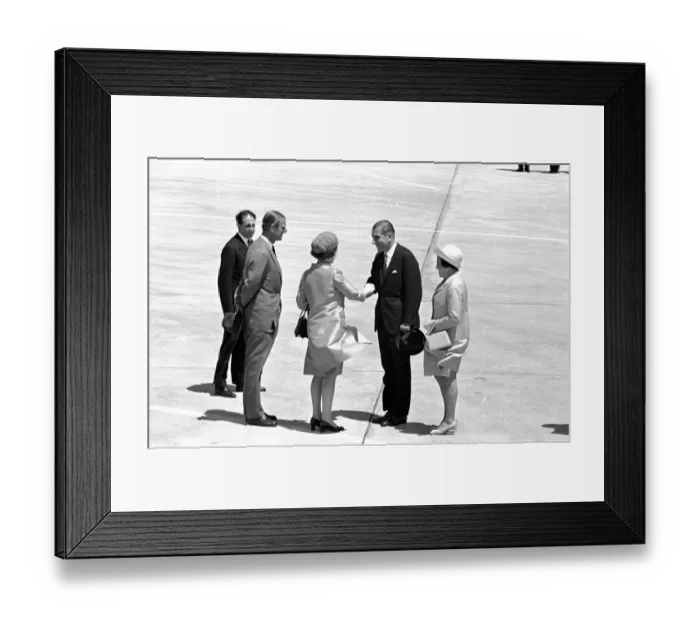 Framed Print : Santiago, Chile: Britians Queen Elizabeth II, is welcomed by the President of Chile Framed Print : Santiago, Chile: Britians Queen Elizabeth II, is welcomed by the President of Chile