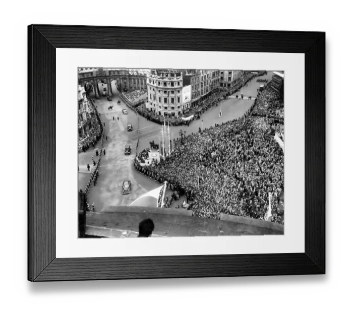 Framed Print : Huge crowds in Trafalgar Square see Foreign Royalty and Heads of State driving through Framed Print : Huge crowds in Trafalgar Square see Foreign Royalty and Heads of State driving through