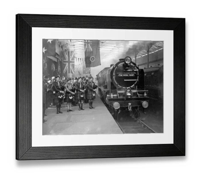 Framed Print : Royal Scot steaming into Euston, serenaded by the pipes, for her public exhibition Framed Print : Royal Scot steaming into Euston, serenaded by the pipes, for her public exhibition