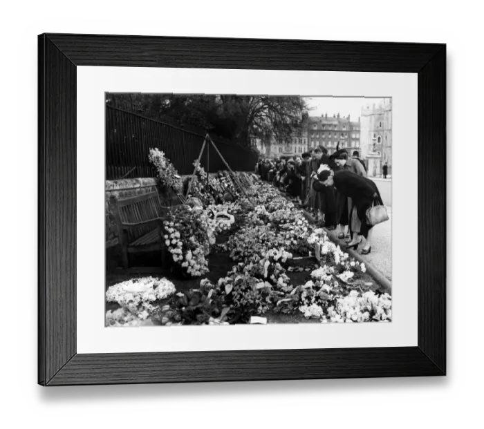 Framed Print : 1 April 1953 Flowers outside St Georges Chapel, Windsor for the passing of Queen Mary Framed Print : 1 April 1953 Flowers outside St Georges Chapel, Windsor for the passing of Queen Mary