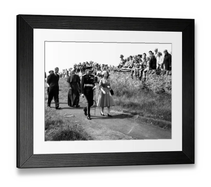 Framed Print : The Queen walking with the Duke of Northumberland, Lord Lieutenant of the County Framed Print : The Queen walking with the Duke of Northumberland, Lord Lieutenant of the County