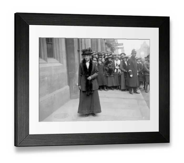Framed Print : Royal Visit to Lincoln. Mrs Beechey, The widow of w Lincolnshire clergyman who had Framed Print : Royal Visit to Lincoln. Mrs Beechey, The widow of w Lincolnshire clergyman who had