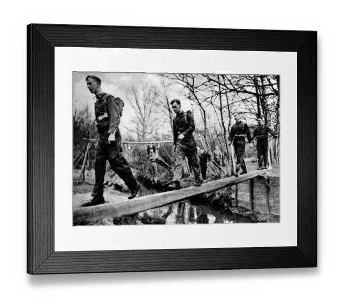 Framed Print : The New Sandhurst. The Royal Armoured Corps OCTU at work. Nerve balance physical fitness Framed Print : The New Sandhurst. The Royal Armoured Corps OCTU at work. Nerve balance physical fitness