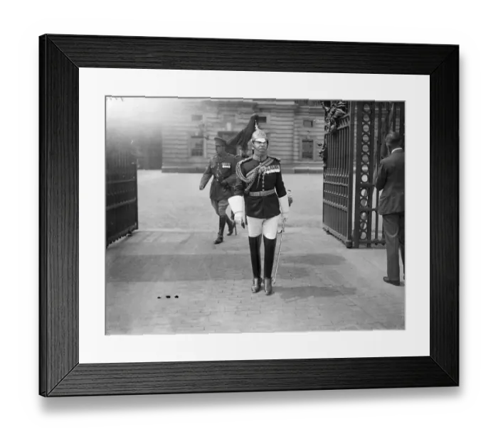 Framed Print : King holds birthday honours investiture at the palace. Photo shows Lieutenant Harry