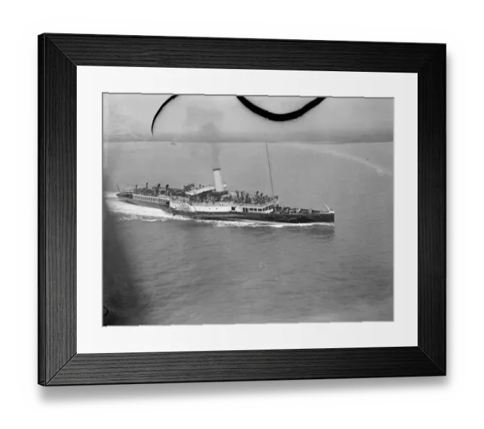 Framed Print : Luxury Thames pleasure steamer arrives in the Thames. The luxury Thame pleasure steamer Framed Print : Luxury Thames pleasure steamer arrives in the Thames. The luxury Thame pleasure steamer