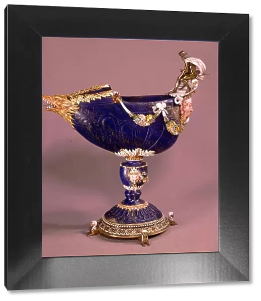 Cup in lapis lazuli surmounted by Neptune in silver garlands of ceramic and enamelled flowers