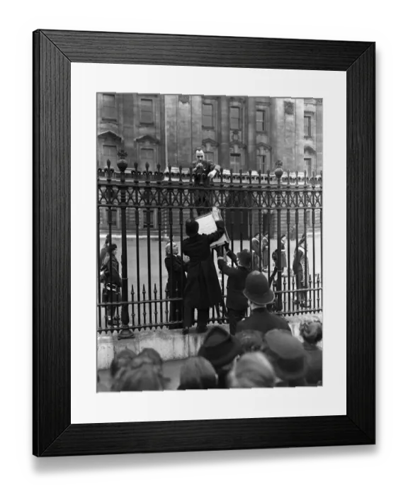 Framed Print : Crowds still flocked to Buckingham Palace this morning to read the latest bulletins