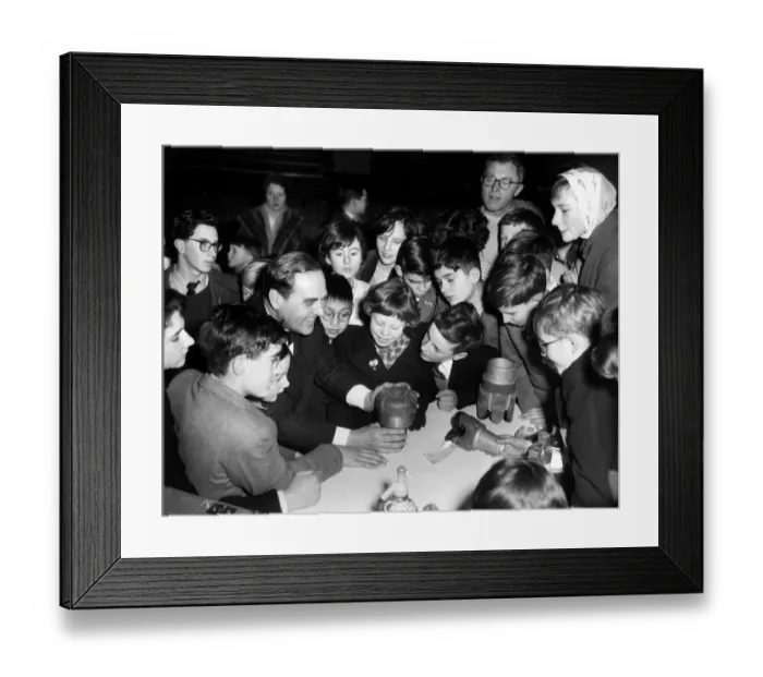 Framed Print : 29th December 1960 Dr T. F. Gaskell of the British Petroleum Company, showing schoolchildren Framed Print : 29th December 1960 Dr T. F. Gaskell of the British Petroleum Company, showing schoolchildren