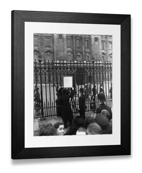 Framed Print : Crowds still flocked to Buckingham Palace this morning to read the latest bulletins