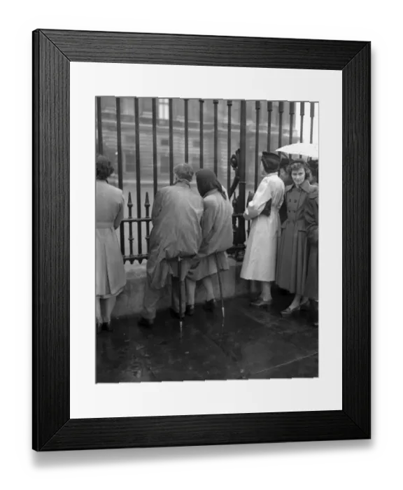 Framed Print : Outside Buckingham Palace this morning people seated on shooting sticks waited for Framed Print : Outside Buckingham Palace this morning people seated on shooting sticks waited for