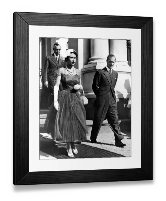 Framed Print : Queen Elizabeth II wearing a frock of rich royal blue nylon net with a closely pleated shirt Framed Print : Queen Elizabeth II wearing a frock of rich royal blue nylon net with a closely pleated shirt