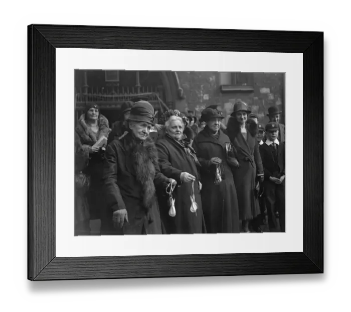 Framed Print : King distributes Maundy money after lapse of two hundred years. For the first time Framed Print : King distributes Maundy money after lapse of two hundred years. For the first time