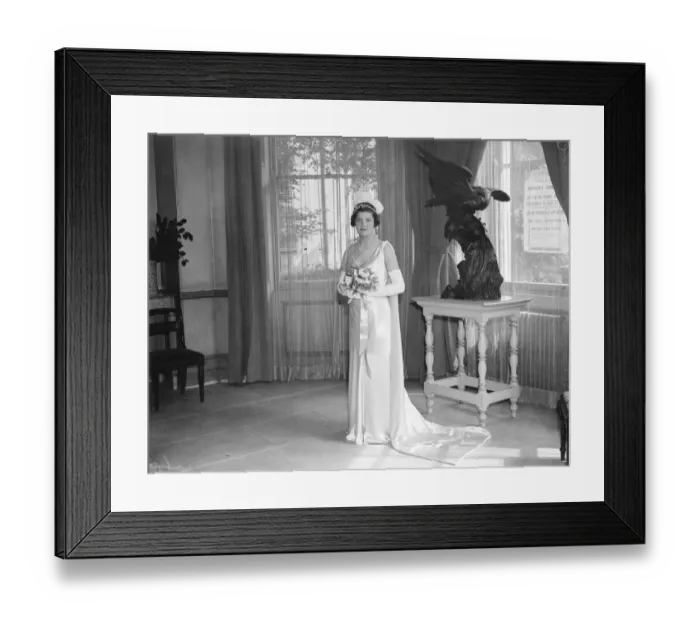 Framed Print : Daughter of famous American hostess in London presented at court. Miss Audrey Warren Pearl