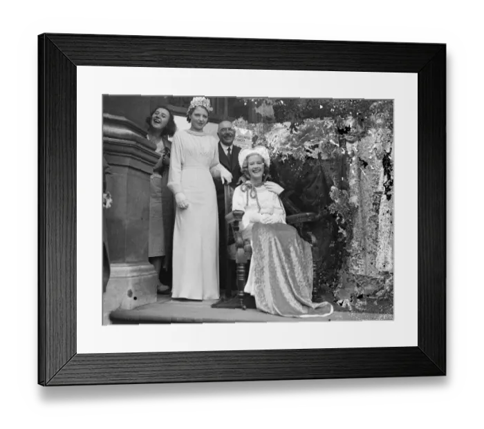 Framed Print : Royal Kiss For The Mayor. Croydons Carnival Queen Crowned. Miss Queanie Durham