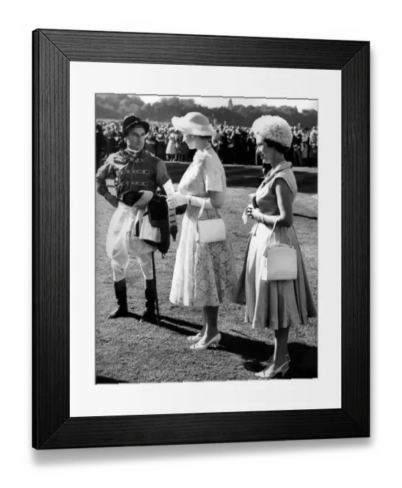 Framed Print : Her Majesty the Queen and Princess Margaret at Royal Ascot. 16th June 1959 Framed Print : Her Majesty the Queen and Princess Margaret at Royal Ascot. 16th June 1959