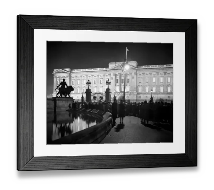 Framed Print : Crowds gather outside floodlight Palace on eve of Royal Wedding. 19 November 1947 Framed Print : Crowds gather outside floodlight Palace on eve of Royal Wedding. 19 November 1947