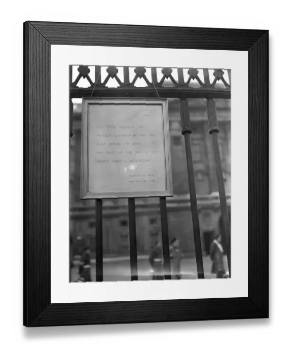 Framed Print : Crowds still flocked to Buckingham Palace this morning to read the latest bulletins Framed Print : Crowds still flocked to Buckingham Palace this morning to read the latest bulletins
