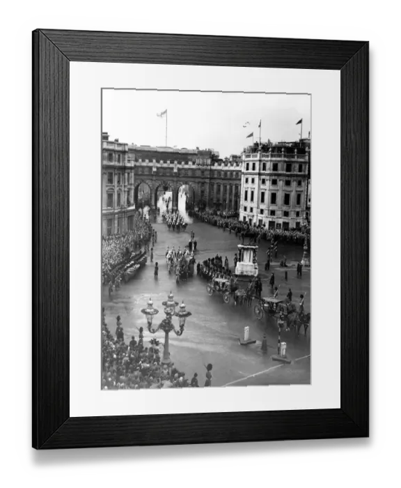 Framed Print : 8 February 1952 he Royal Proclamation was read at Trafalgar Square by Lancaster Herald, Mr A