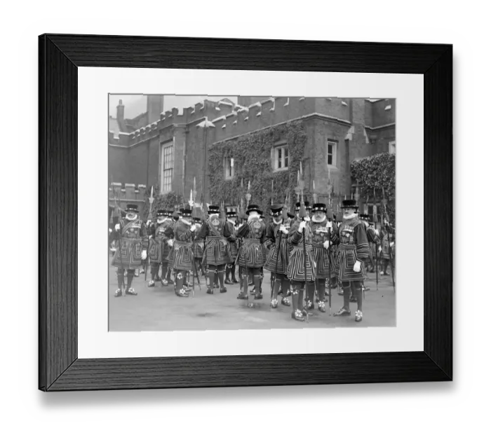 Framed Print : London Yeoman man of the guard at Saint James?s palace. The royal Cypher G. R Framed Print : London Yeoman man of the guard at Saint James?s palace. The royal Cypher G. R
