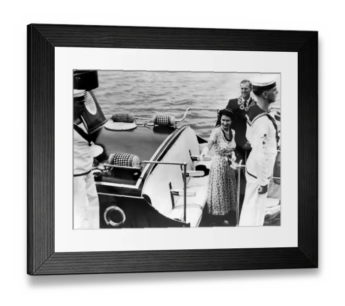 Framed Print : A happy glimpse of Queen Elizabeth and the Duke of Edinburgh in the Royal barge after