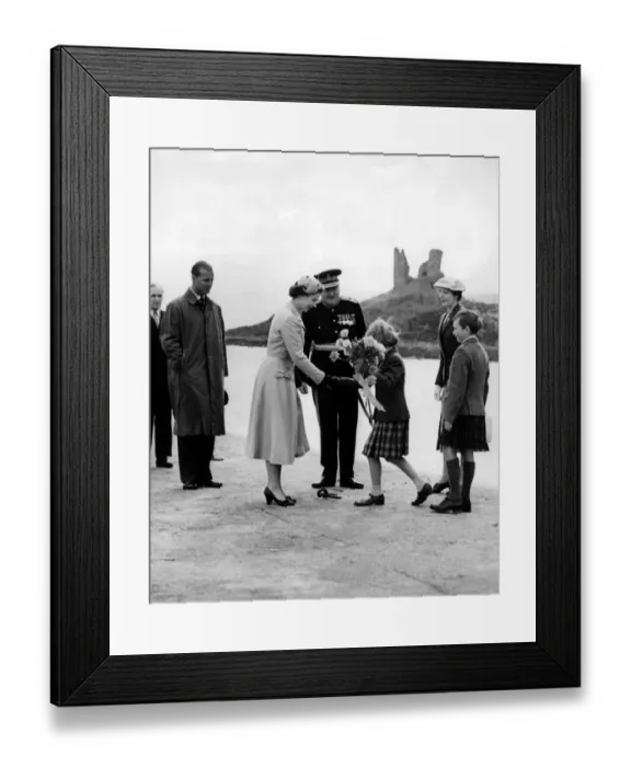 Framed Print : Royals tour of the Western Isles - HM The Queen Elizabeth II speaks to Lady Macdonald Framed Print : Royals tour of the Western Isles - HM The Queen Elizabeth II speaks to Lady Macdonald