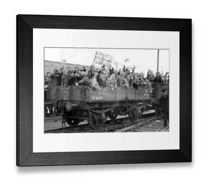 Framed Print : Parkeston Quay, Harwich, England Noisy Bon Voyage for her majesty the Queen Elizabeth II Framed Print : Parkeston Quay, Harwich, England Noisy Bon Voyage for her majesty the Queen Elizabeth II