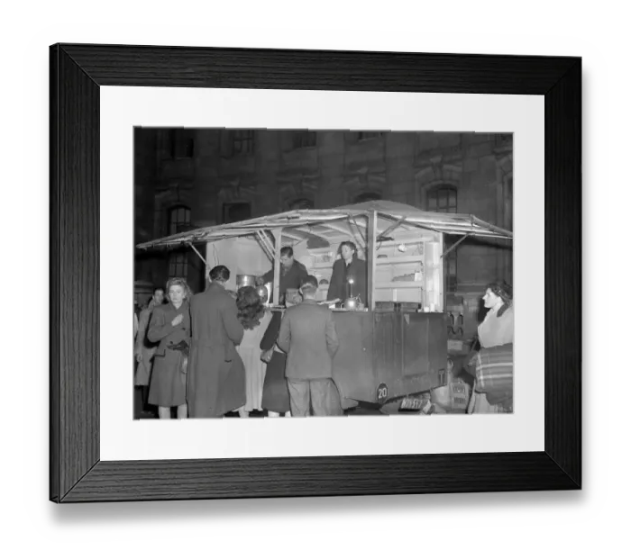 Framed Print : Royal Wedding. One of the most popular spots for the crowds who decided to brave the weather Framed Print : Royal Wedding. One of the most popular spots for the crowds who decided to brave the weather