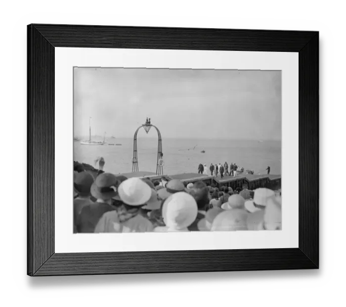 Framed Print : The King and Queen visit yacht squadron at Cowes. They were met by a Royal Salute Framed Print : The King and Queen visit yacht squadron at Cowes. They were met by a Royal Salute