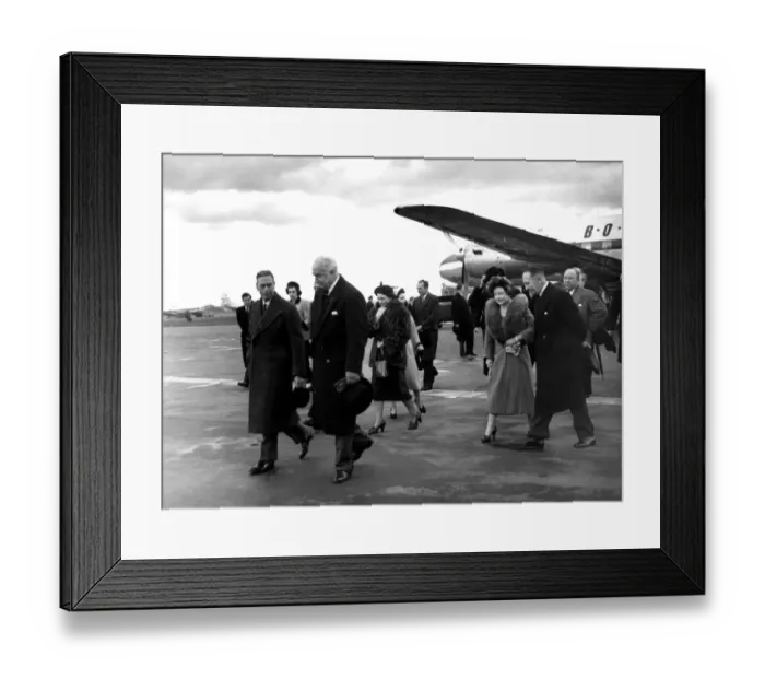 Framed Print : 31 January 1952 King George VI and Queen Elizabeth leave the plane after saying Framed Print : 31 January 1952 King George VI and Queen Elizabeth leave the plane after saying