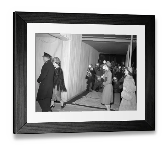 Framed Print : HRH Princess Elizabeth and her bridegroom Lt. Philip Mountbatten RN attended a full