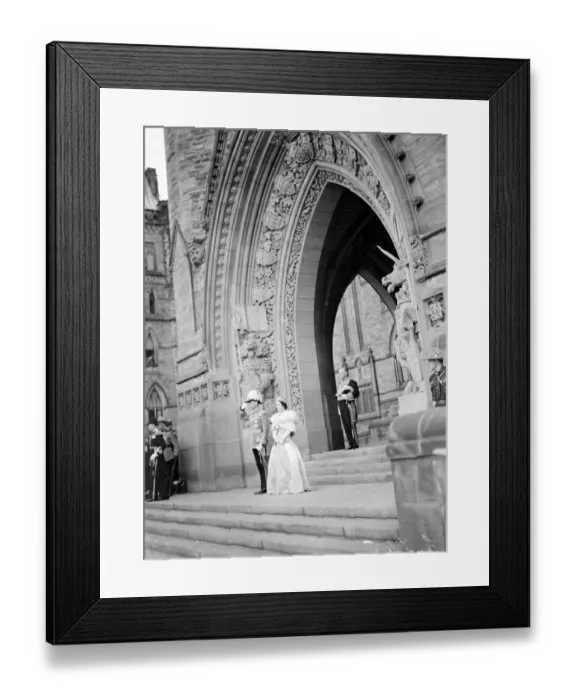 Framed Print : The King and Queen with the Premier Mr Mackenzie King on the steps of the Peace Tower