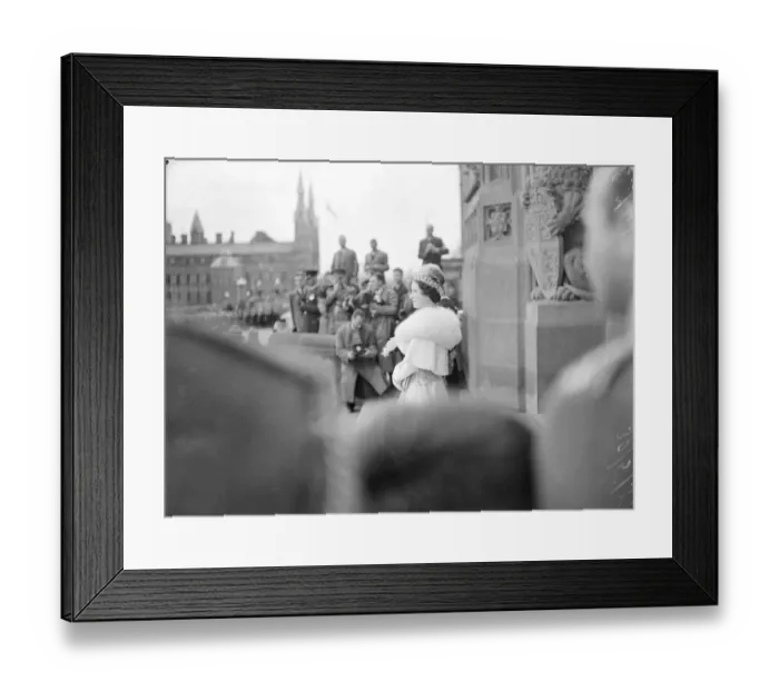 Framed Print : The King and Queen tour of Canada. Photo shows the Queen living Parliament House, Ottawa