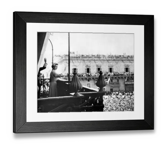 Framed Print : Queen Elizabeth II acknowledging the cheers of the assembled crowds from the Palace Framed Print : Queen Elizabeth II acknowledging the cheers of the assembled crowds from the Palace