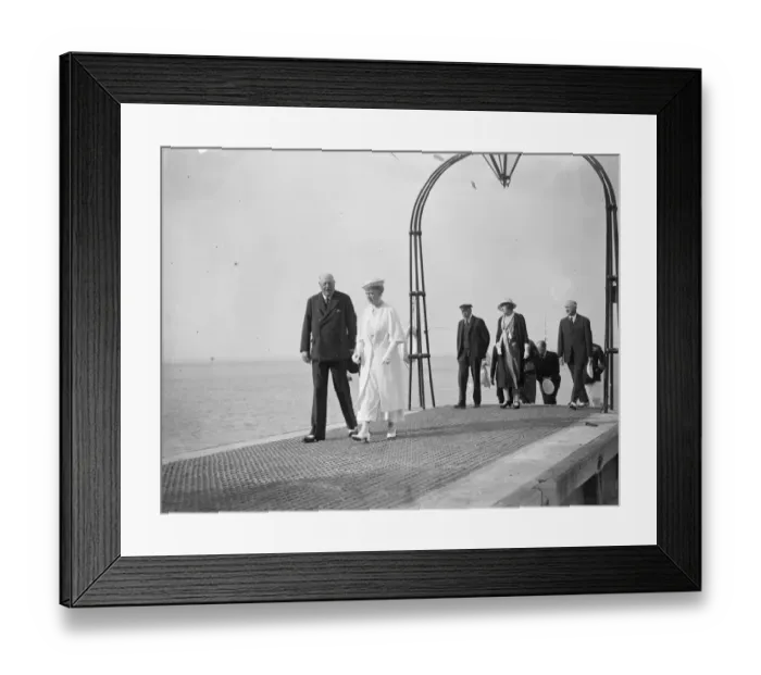 Framed Print : The King and Queen visit yacht squadron at Cowes. They were met by a Royal Salute Framed Print : The King and Queen visit yacht squadron at Cowes. They were met by a Royal Salute