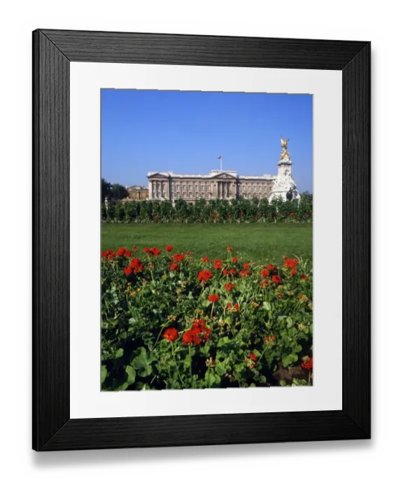 Framed Print : Britain, London Buckingham Palace A 2006 Charles Walker  /  TopFoto