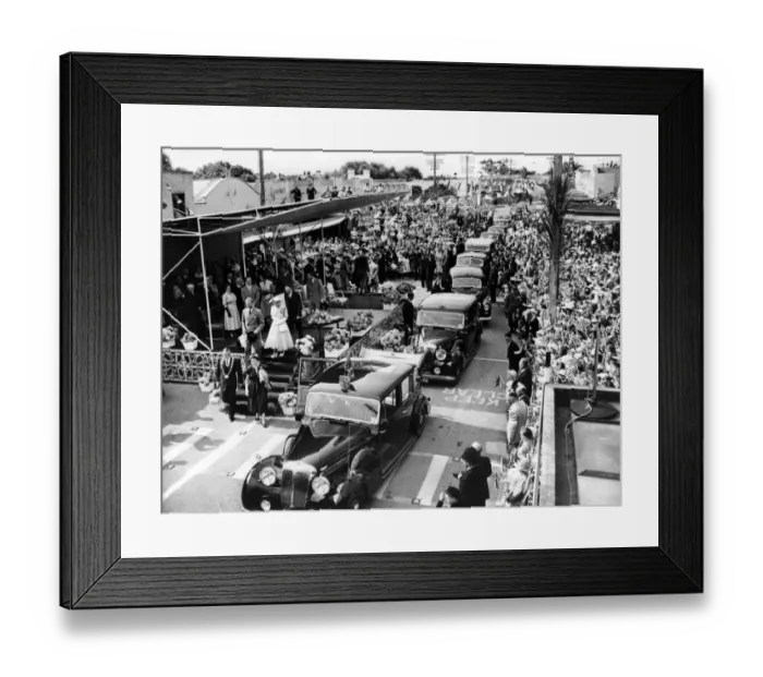 Framed Print : To the cheers of the tightly packed crowds, Queen Elizabeth II leaves the dais with Framed Print : To the cheers of the tightly packed crowds, Queen Elizabeth II leaves the dais with