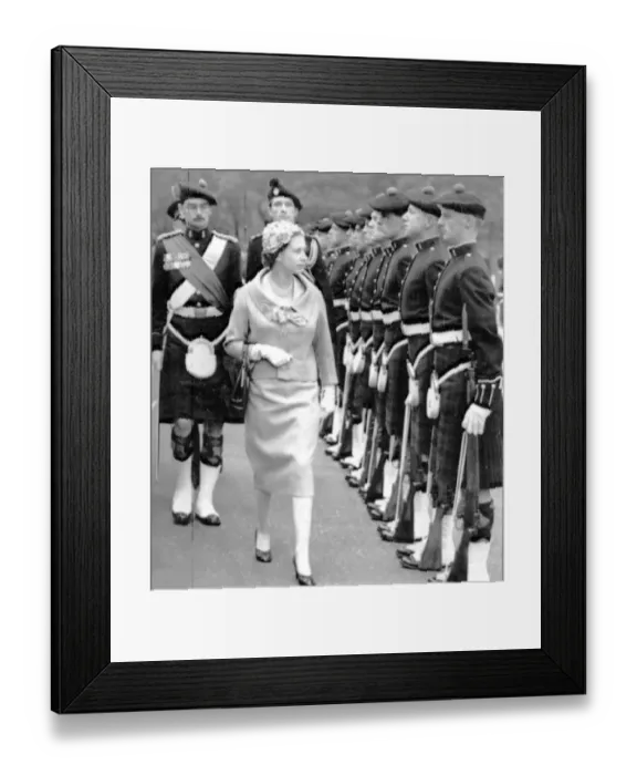 Framed Print : Edinburgh Scotland Queen Elizzabeth arriving at the Palace Holyrood House inspects Framed Print : Edinburgh Scotland Queen Elizzabeth arriving at the Palace Holyrood House inspects