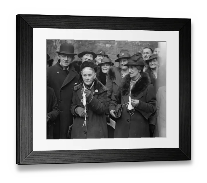 Framed Print : King Edward himself distributes Maundy money at historic ceremony. King Edward Framed Print : King Edward himself distributes Maundy money at historic ceremony. King Edward