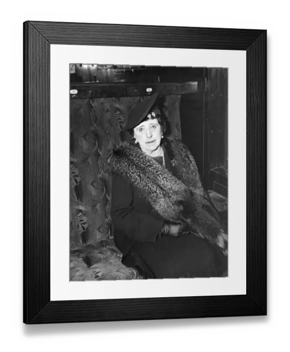 Framed Print : First woman Mayor in history of Royal Windsor. Leaves London for holiday. The first
