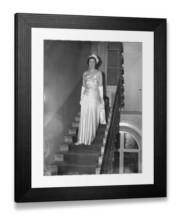 Framed Print : Swedish girl presented at Court. Miss Ingeborg Uggla ( left ) daughter of Colonel All Uggla Framed Print : Swedish girl presented at Court. Miss Ingeborg Uggla ( left ) daughter of Colonel All Uggla