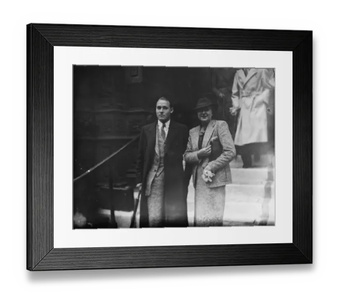 Framed Print : Princess renounces Royal privileges to marry salesman at Londons Register Office Framed Print : Princess renounces Royal privileges to marry salesman at Londons Register Office