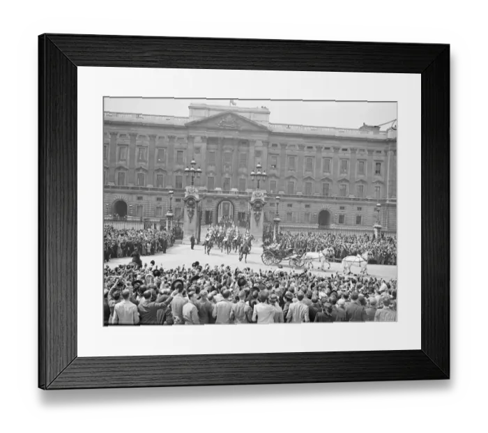 Framed Print : The King and Queen leave for Canada. A general view showing the King and Queen Framed Print : The King and Queen leave for Canada. A general view showing the King and Queen